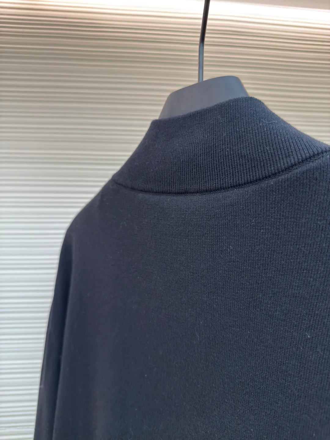 LOUIS VUITTON double-sided zipper jacket ●Authentic product: 21300 purchase and development ●Item number: 1680683-B95 ●Fabric: nylon fabric ●Technology: full-width jacquard production ●Version: loose version ●Weight: about 665 grams ●Size: S-M-L-XL ●Description: Customized high-end nylon fantasy jacquard brocade and cotton sheep dense needle velvet, rich texture, full color, soft and delicate Double-sided charm, one piece of clothing to enjoy. One side quietly appears with low-key elegance. The iconic embroidered LV logo is embellished on it. The other side is covered with Yingze's full-width Monogram pattern, instantly lighting up the whole place. Exuding a sense of high-end from the inside out. Double-sided splendor. Like two movements in a symphony, each is wonderful and reflects each other. Unlock the noble code of fashion and use imported machine embroidery technology to use advanced computer control systems and precision mechanical components to realize LV logo embroidery operations. High precision, smooth and delicate lines, fabric jacquard technology, by weaving a full-width Monogram jacquard texture technology on the surface of the fabric, controlling the interweaving method of warp and weft lines, and accurately controlling the interweaving density and tension of the yarn to make it more three-dimensional. Ergonomic three-dimensional tailoring returns to traditional craftsmanship through segmentation, folding, shrinking, and stretching techniques. The so-called slow work produces fine work, which is the respect for materials and the pursuit of feel. The workmanship is complex and tedious, slow in aging, and high in loss. The overall wiring is straight and delicate, the fabric is comfortable and soft, and the color is consistent without color difference. It can be matched with the same style to create a fashionable look and control various occasions. Customized accessories, complete with three standards, same style for men and women!